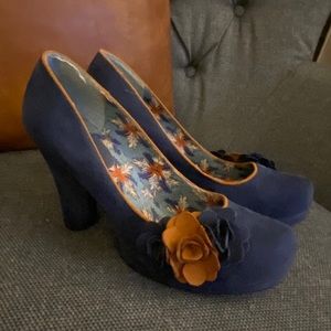 Adorable navy heels!